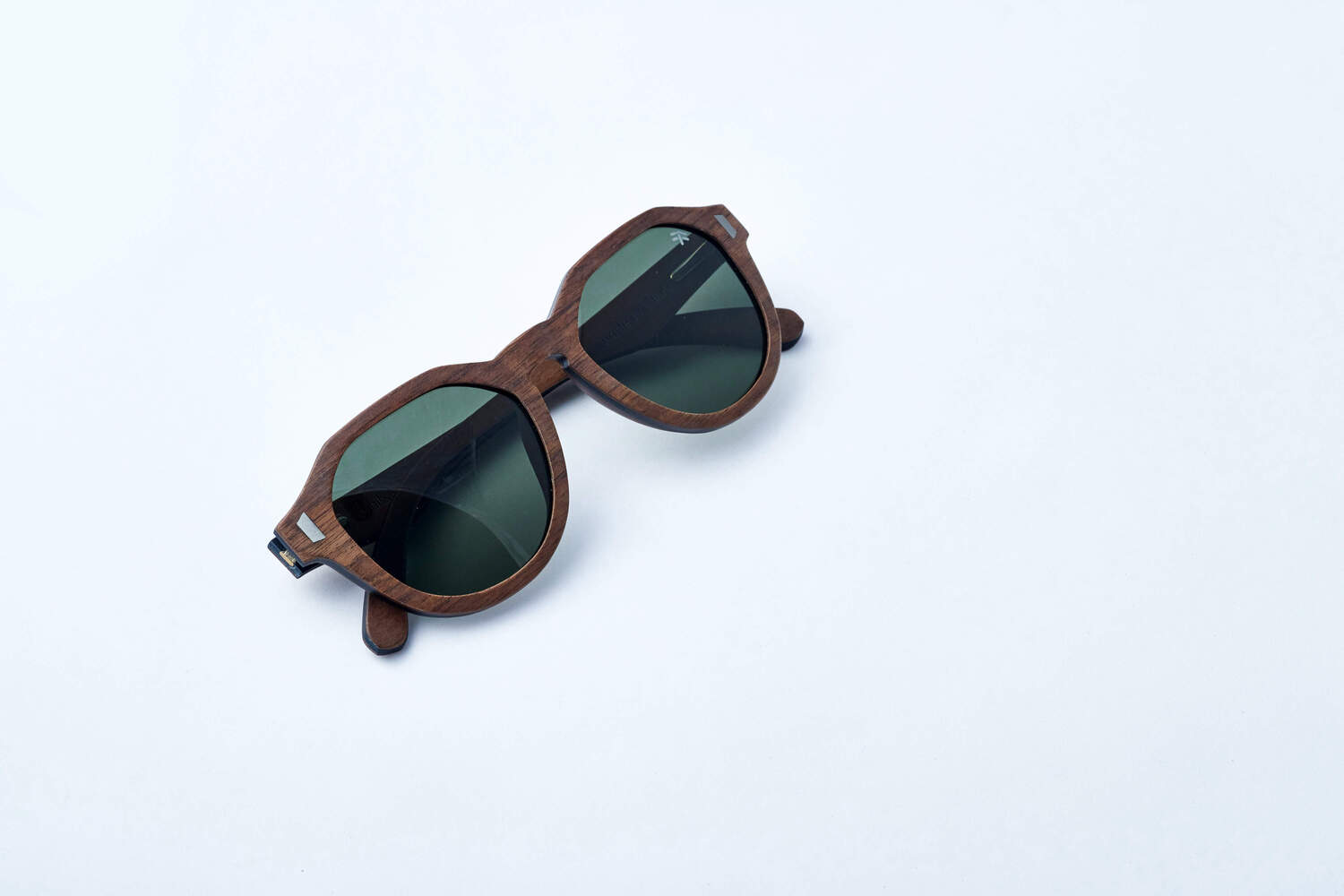 WHITSUNDAY in layered walnut wood