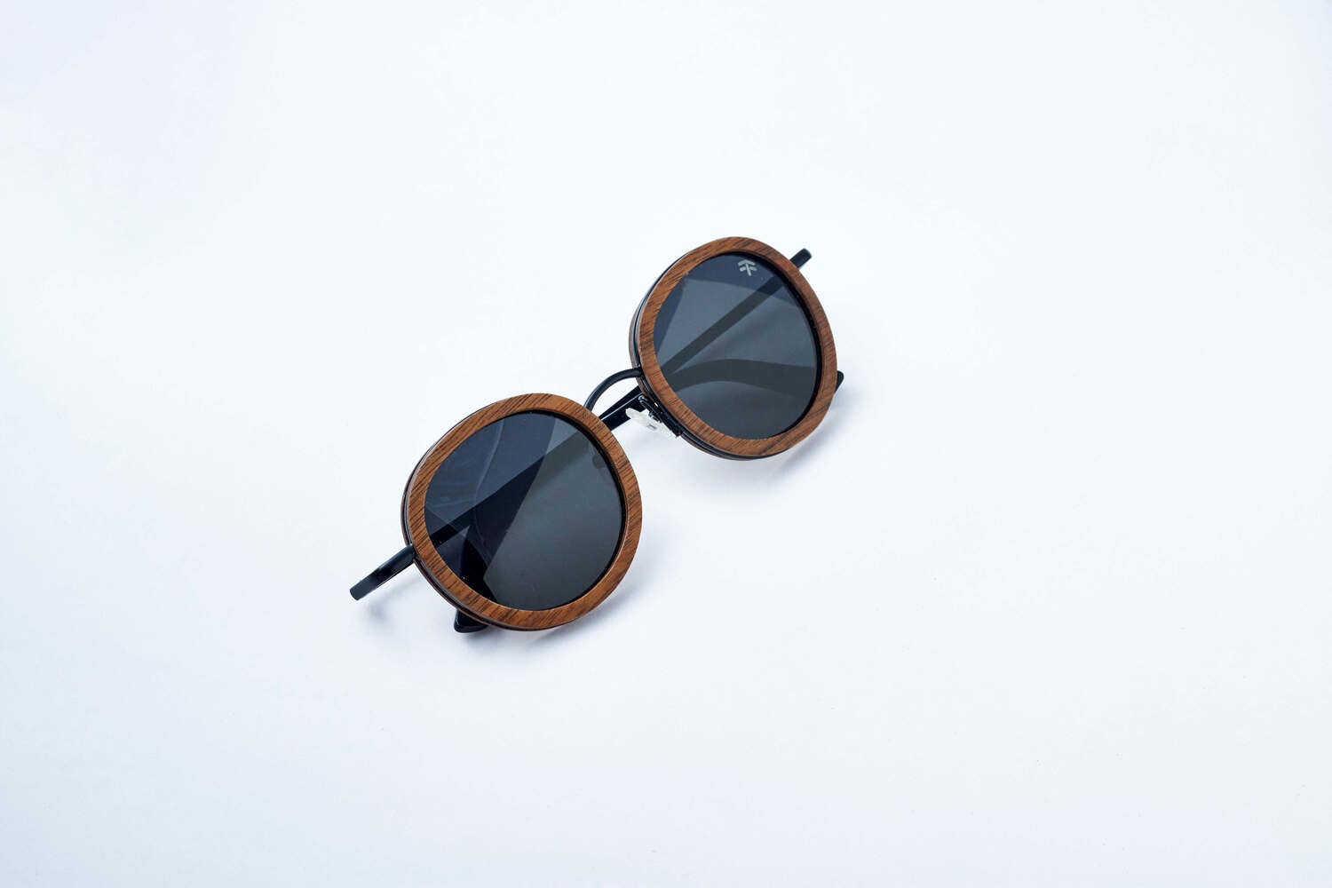 BALI in walnut wood and metal