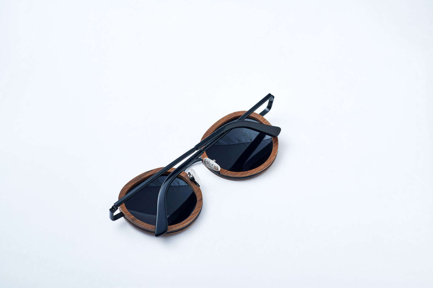 BALI in walnut wood and metal